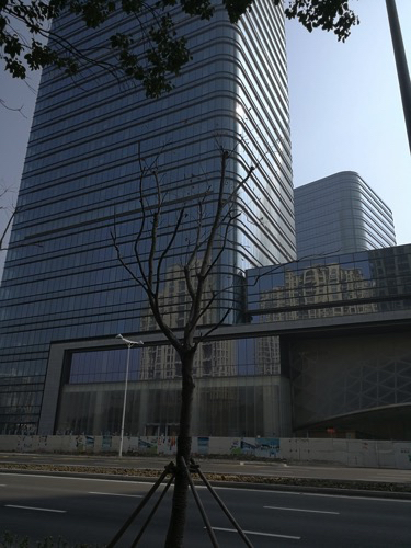 南京风水大师龙德风水案例：被高楼阻挡阳光的整幢大楼